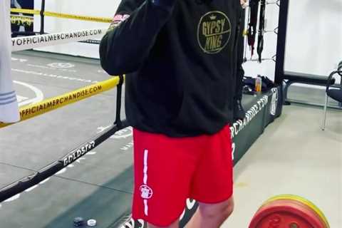 ‘For all the fat peeps out there’ – Watch Tyson Fury deadlift after ‘a handful of chocolate and..