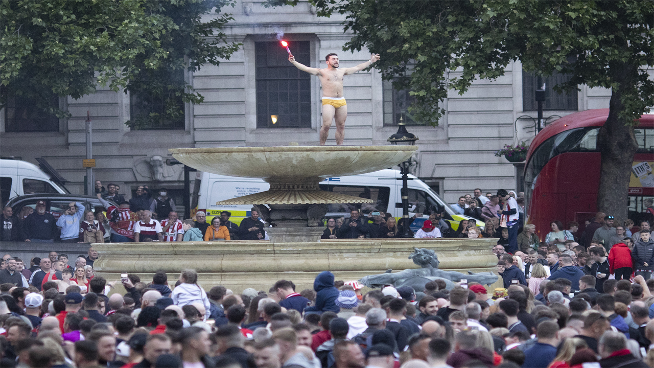 Sunderland fans take over Trafalgar Square and STRIP in fountain with 40,000 expected for Wembley clash with Wycombe