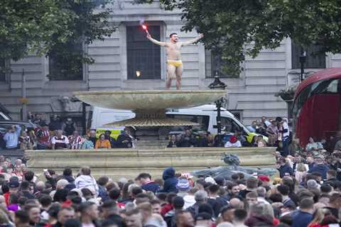 Sunderland fans take over Trafalgar Square and STRIP in fountain with 40,000 expected for Wembley..