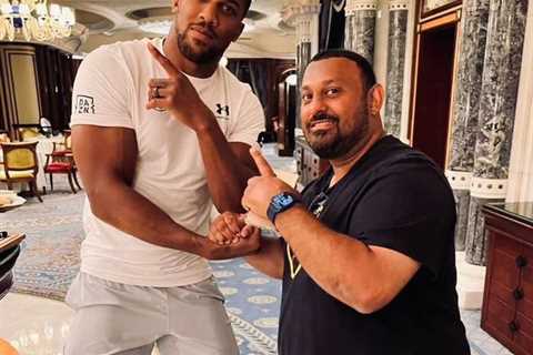 Anthony Joshua jokes around with Prince Naz after meeting boxing legend in Saudi Arabia ahead of..