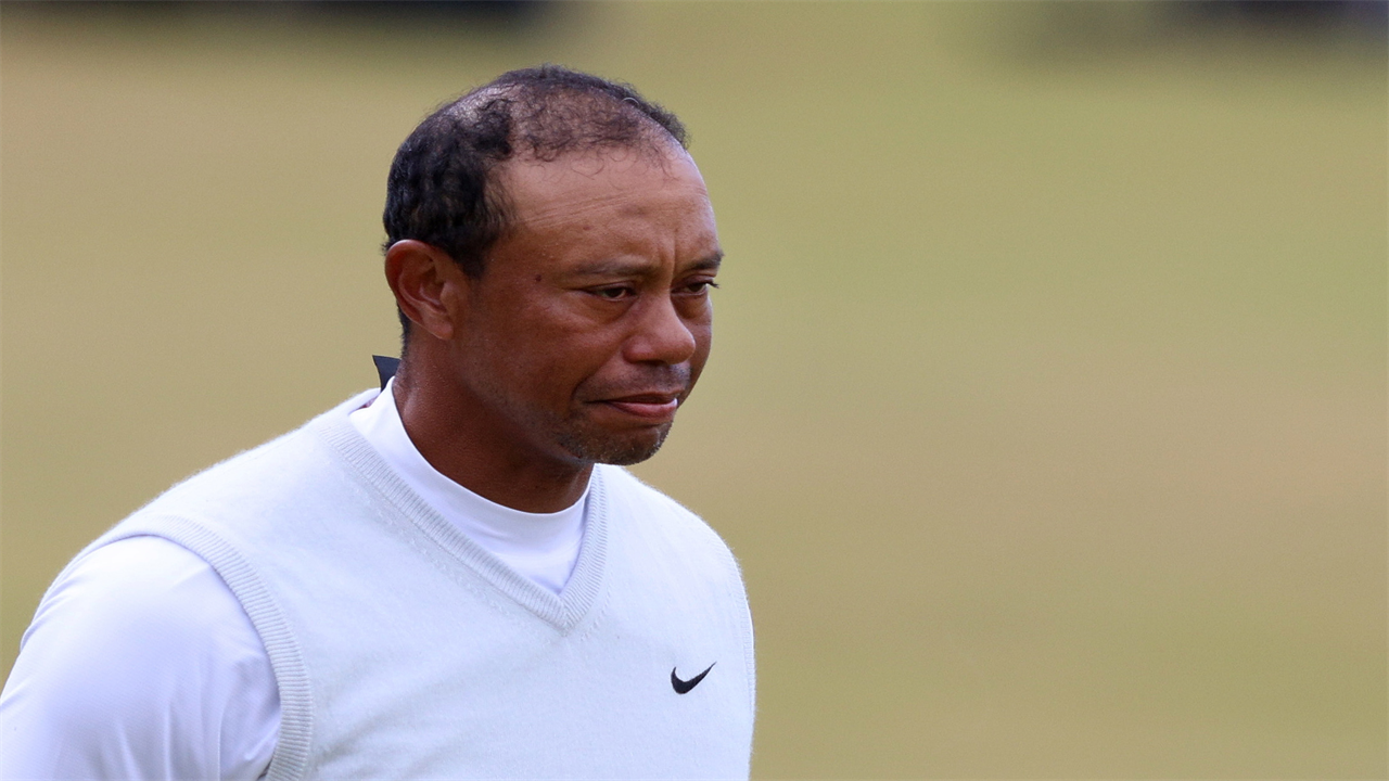 The Open: Rory McIlroy’s salute sets off Tiger Woods’ tears on 18 as brilliant Cameron Smith storms into St Andrews lead