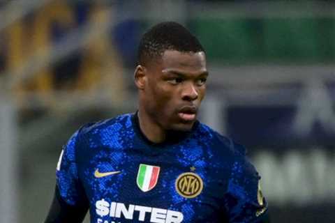 Inter star Denzel Dumfries responds to Chelsea and Manchester United interest