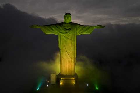 Brazil mourns death of hero Pele as Christ the Redeemer illuminated in green & fans take to the ..