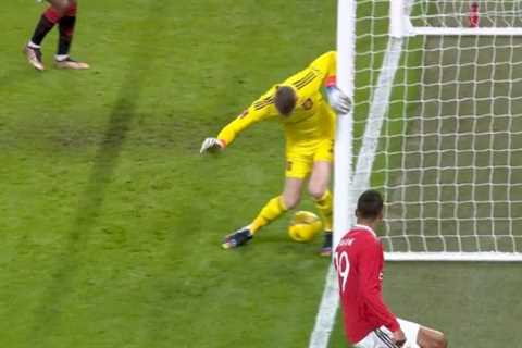 Roy Keane slams David de Gea’s embarrassing blunder that was ‘like he’s had a few drinks’