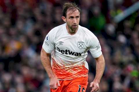 Wolves agree fee to sign West Ham defender Craig Dawson