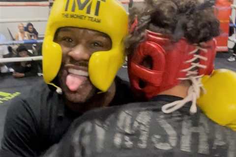 Floyd Mayweather leaves YouTube star Jarvis with beaten up face after sparring session in boxing..