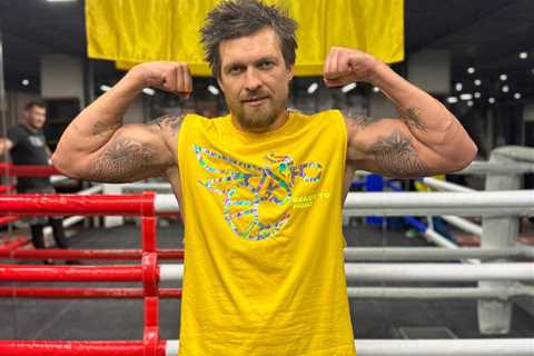 ‘I’m here’ – Oleksandr Usyk flexes his muscles as he calls out Tyson Fury posing in front of..