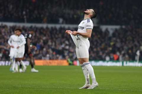 “Couldn’t move” – Agbonlahor can’t believe Leeds are “starting” 29-year-old