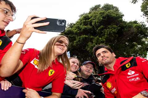 Photo gallery: Carlos Sainz with Ferrari fans at Albert Park Circuit in Melbourne | 2023 Australian ..