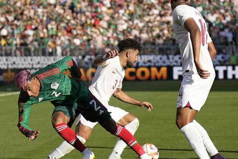 Barcelona’s Julián Araujo criticized after Mexico’s loss to Qatar