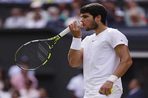 Why do tennis players like Carlos Alcaraz blow on their hands?