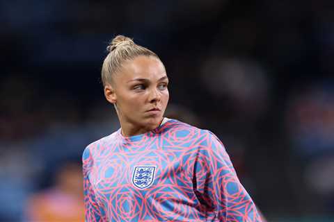 Who is Manchester City and England goalkeeper Ellie Roebuck?