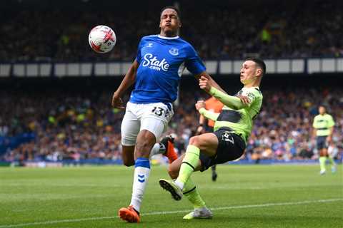 Fiorentina make move for former Everton man Yerry Mina