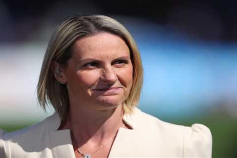 Who is former Arsenal and England player Kelly Smith and when did she retire from football?