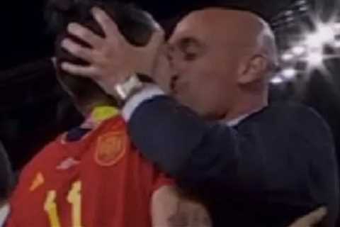 Spanish FA regional leaders tell Luis Rubiales to resign amid World Cup kiss row