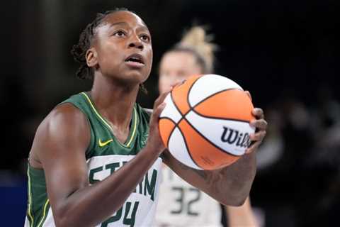 Loyd scores 25 points, leads Storm to win over slumping Sparks