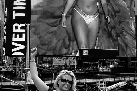 Apollonia Llewellyn Stuns Fans with Wardrobe Malfunction in Times Square Billboard Appearance