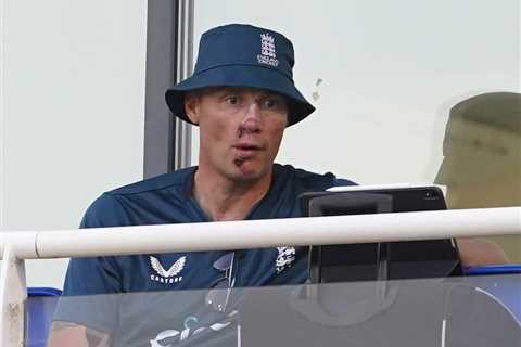 Freddie Flintoff will remain with England cricket team for next series as players praise his..