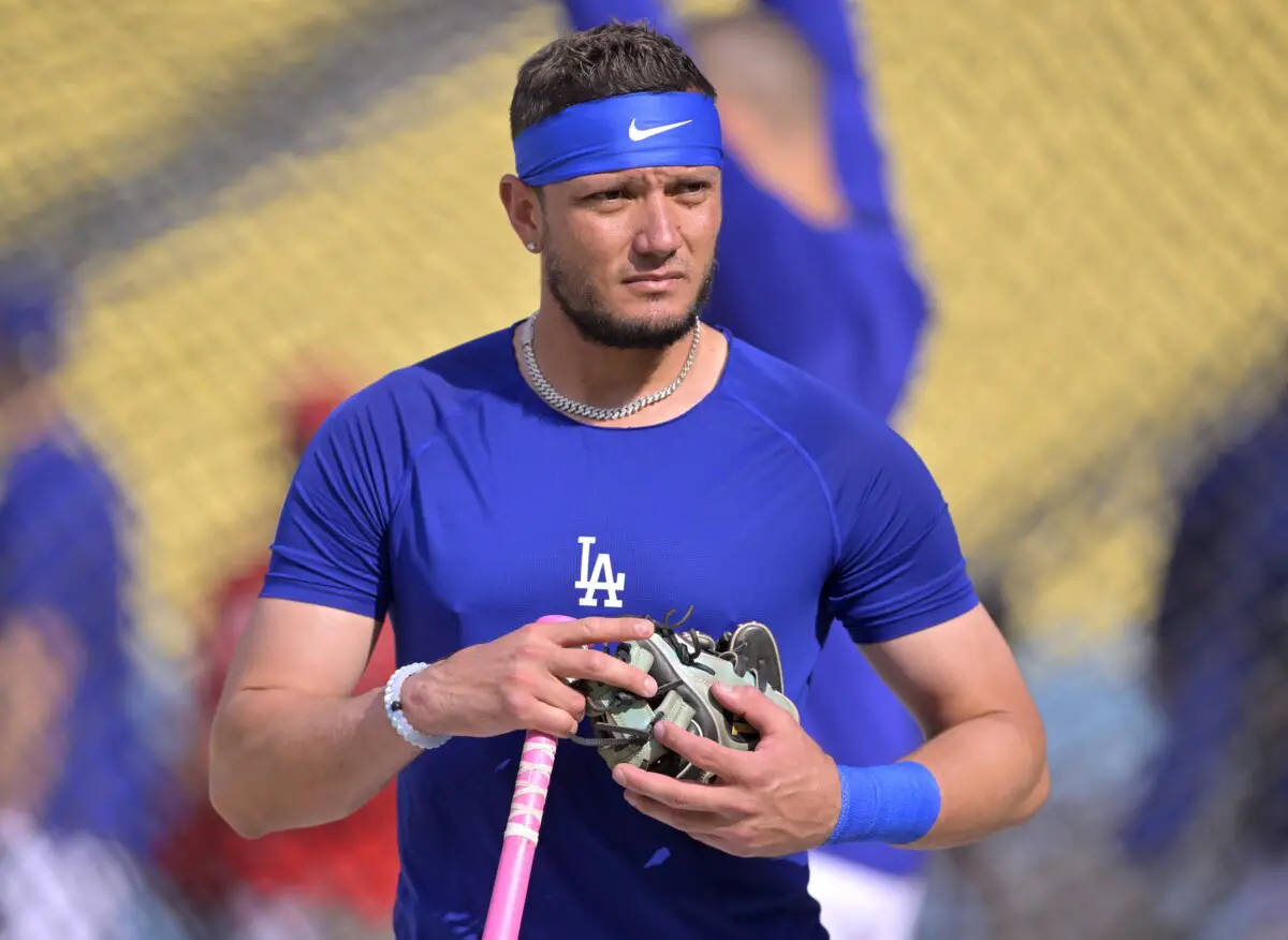 Dodgers News: Miguel Rojas Takes LA Rookies Shoe Shopping on His Dime