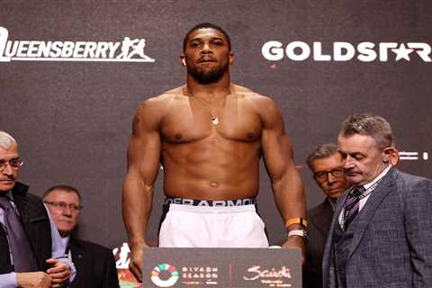 Anthony Joshua Vows to Avoid Same 'Mistake' Tyson Fury Made in Last Fight as He Weighs ONE STONE..