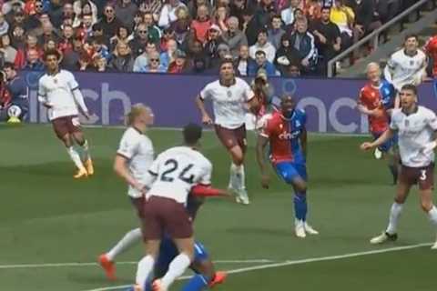 (Video) Paul Tierney fails to award Palace a stonewall penalty vs Man City