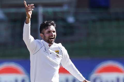 Middlesex bring in Keshav Maharaj for Championship, Blast stint